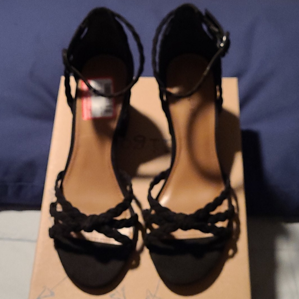 Indigo Rd. Size 7.5 Black Suede Sandals